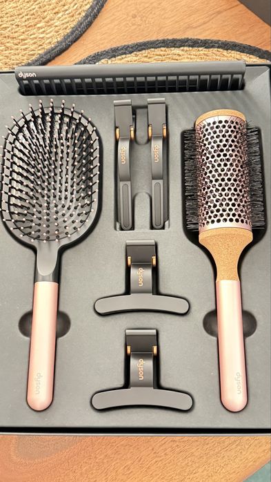 Луксозен комплект за стилизиране Dyson четки, гребен и шноли