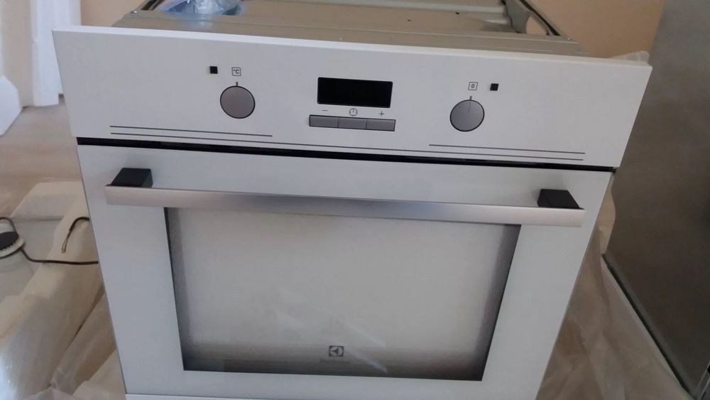 Духовой шкаф Electrolux EZB52410AW белый