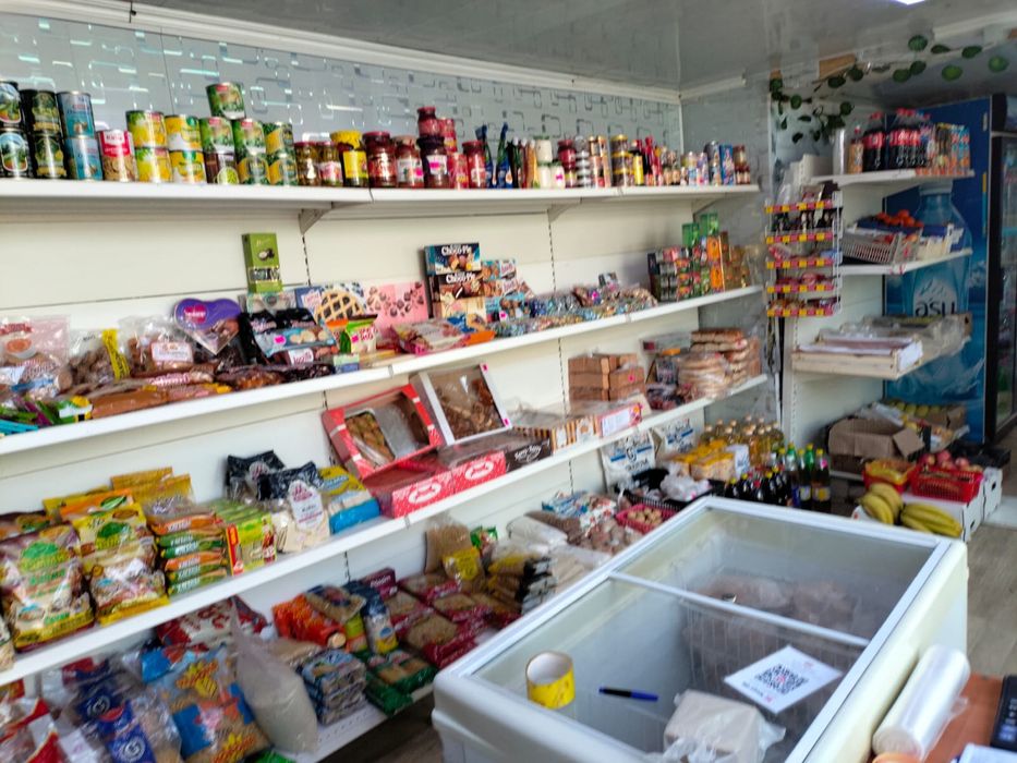 Продам контейнер со стелажами.