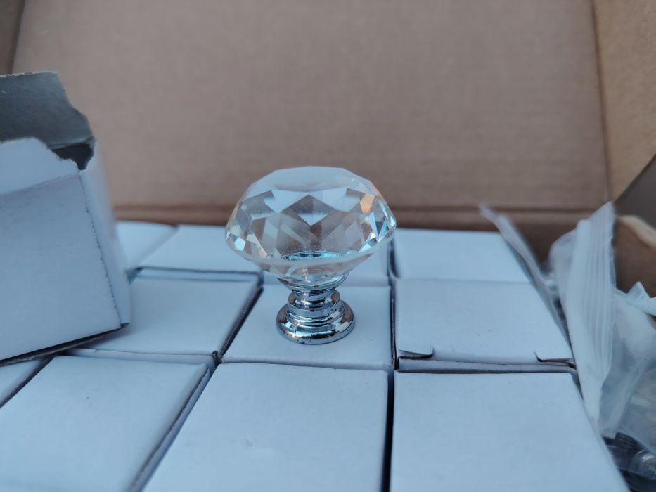 Butoni sticlă mobila