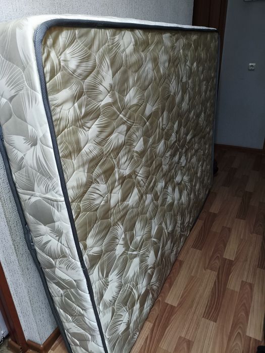 Матрас 190х140 в хорошем состоянии, бесплатно , самовывоз .