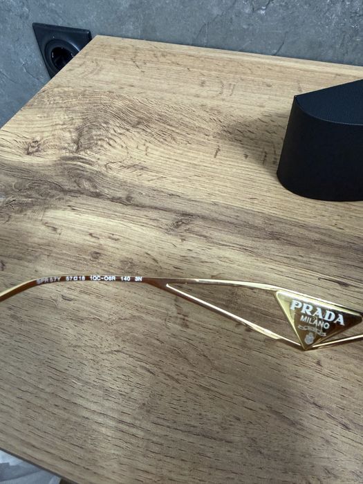 Солнцезащитные очки Prada