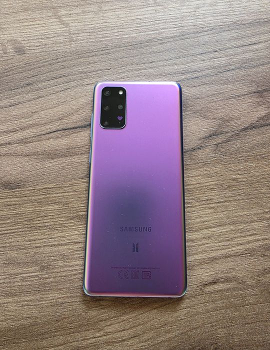 Смартфон Galaxy S20+ 
созданным при участии группы BTS