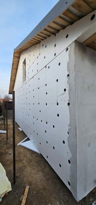 Vand case din panouri sandwich pe structura metalică