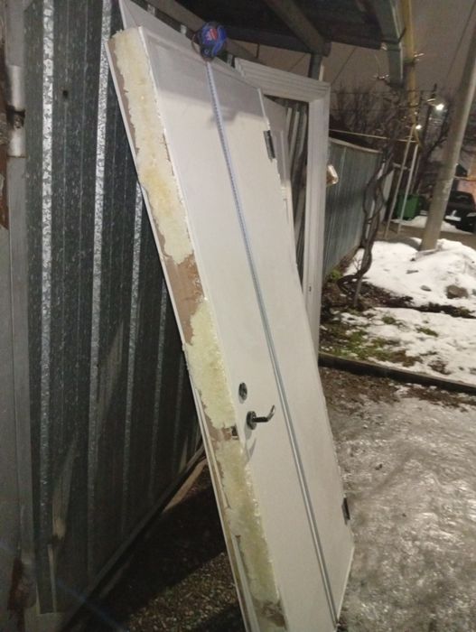 Продам 2 двери с касяками