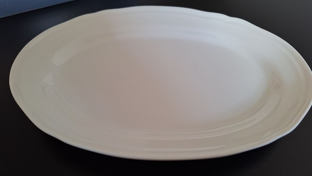 Farfurii, pahare, cani