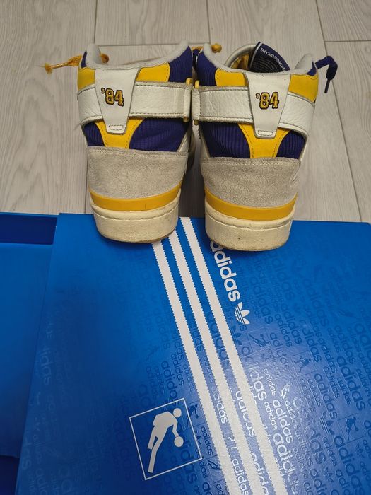 Vând adidași adidas
