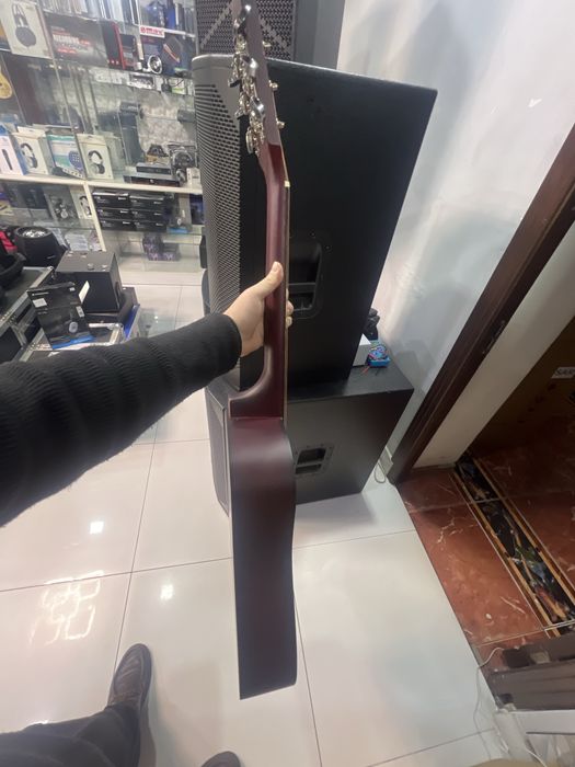 gitara sotiladi 600 000 kelishiladi