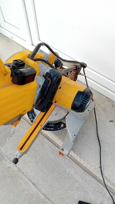 Vând circular dewalt de taiat în unghi cu șină