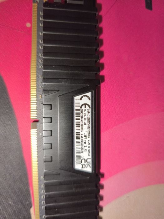 O plăcuță de ram 16Gb Vengeance Lpx 3200Mhz