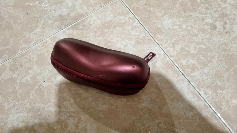 Слънчеви очила в морско синьо