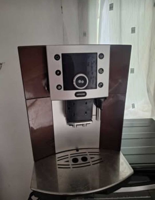 Vand aparat de cafea DeLonghi