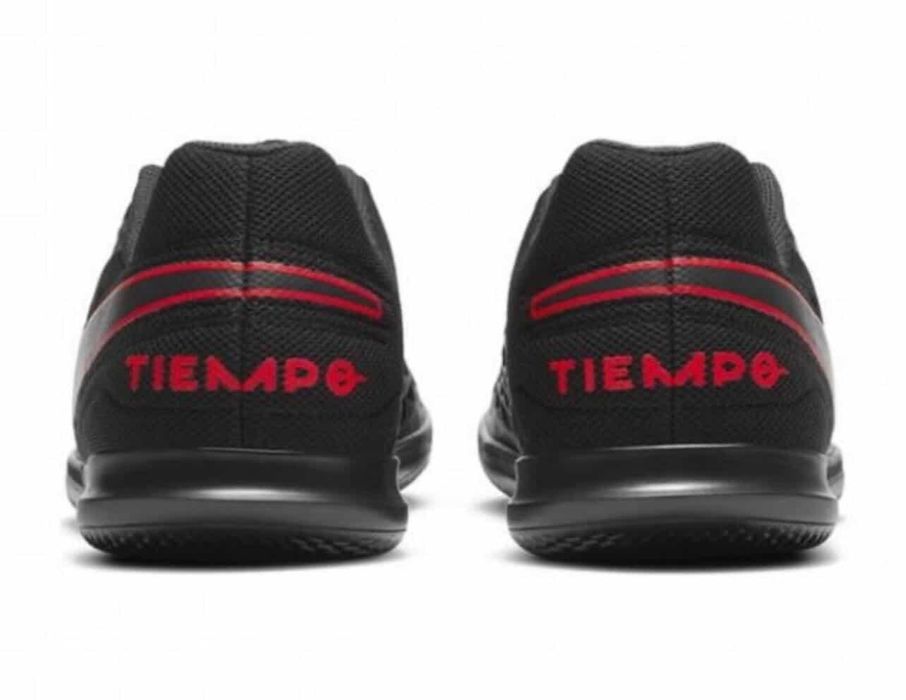 Продавам футболни обувки Nike Tiempo Legend 8 Club IC