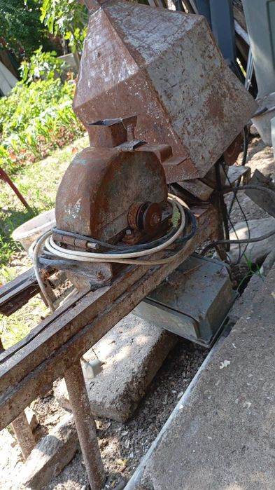 Vand moara de cereale.