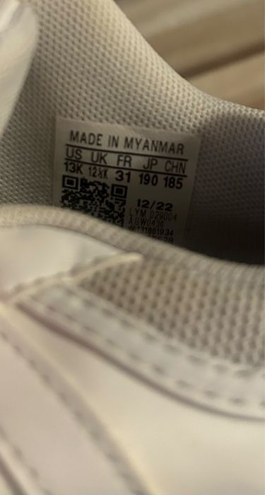 Дести обувки Adidas