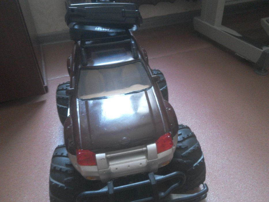 продаётся радиоуправляемый большой коричневый джип