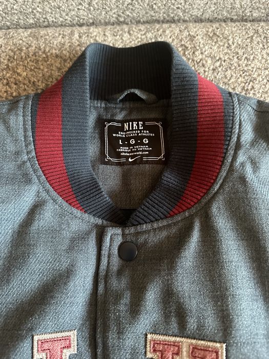 Vând geaca Nike SB Letterman