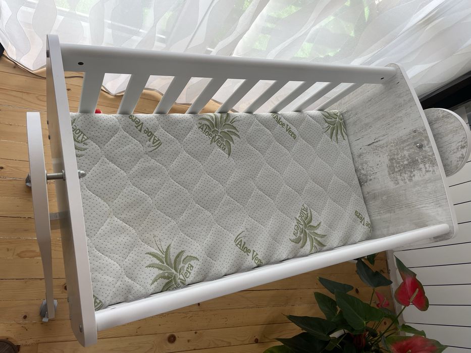 Дървена кошара люлка  на колела с удобен алое вера матрак