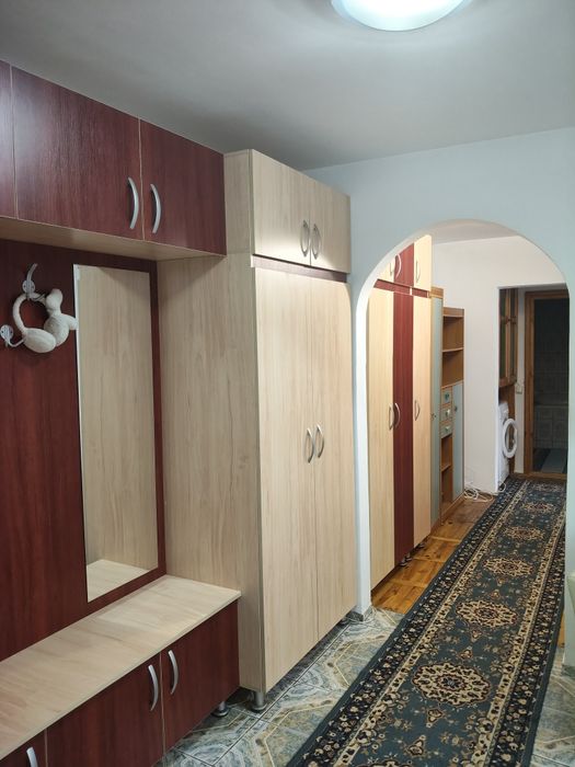 De inchiriat apartament 3 camere et.1  in Obcini.