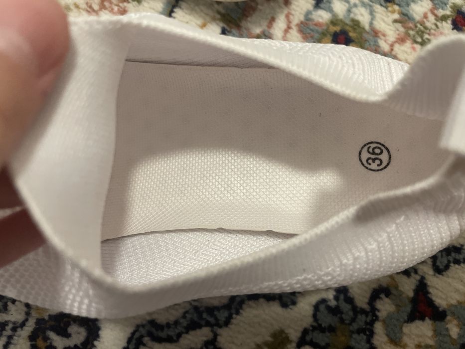 Обувь крассовки белые сеточные новые