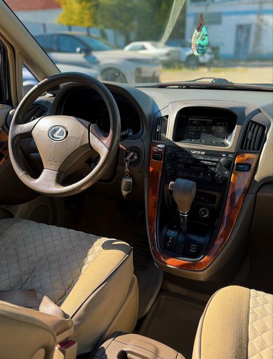 В продаже Lexus RX 300