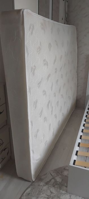 Кровать с матрасом