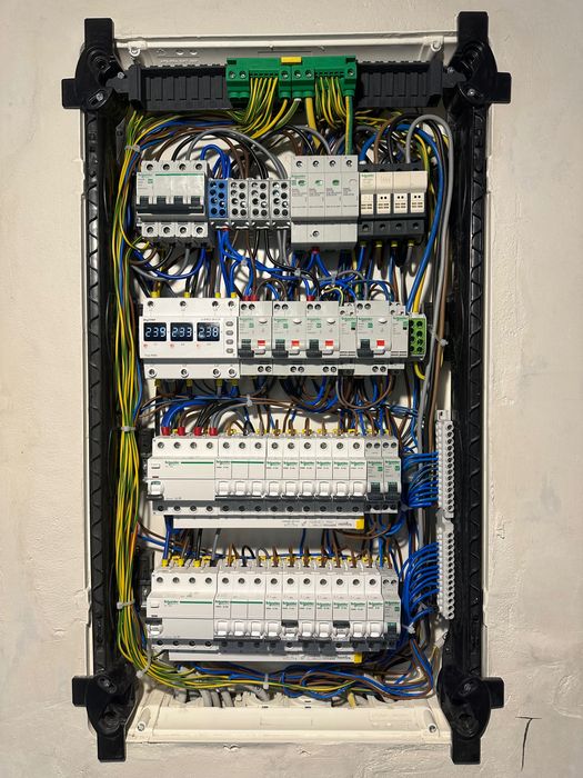 Electrician autorizat ANRE- intervenții rapide, tablouri, prize, etc.