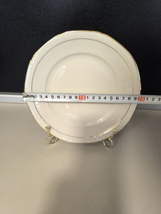 Чинии от фин порцелан със златен кант в отлично състояние