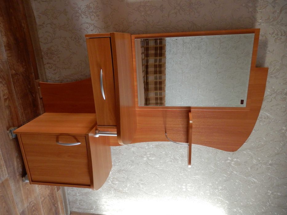 Продам зеркало с тумбой