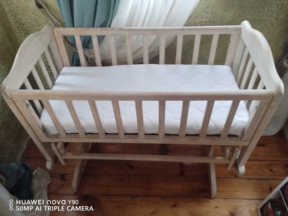 Бебешко креватче с люлеещ механизъм.