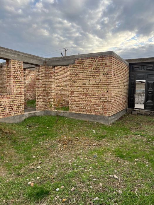 Срочно продаётся участок 8 соток с коробкой дома (11 комнат)в ЯНГИЮЛЕ.