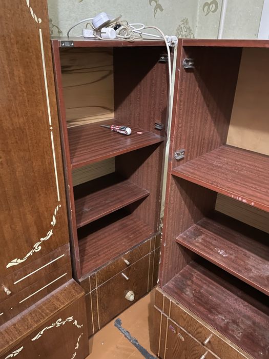 Отдам шкафы стол