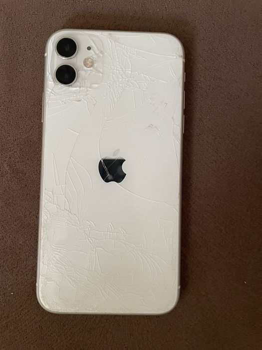 Продам 2 iPhone 11 и iPhone 12, оба по 128 ГБ