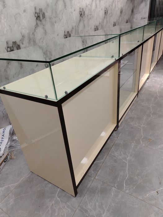 полки и стеклянные ветрины.