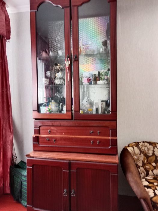 Продам сервант недорого