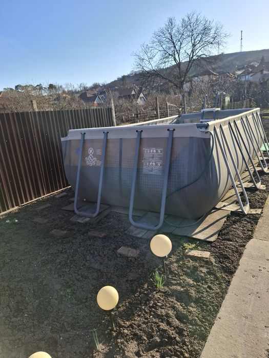 Vand piscină urgent