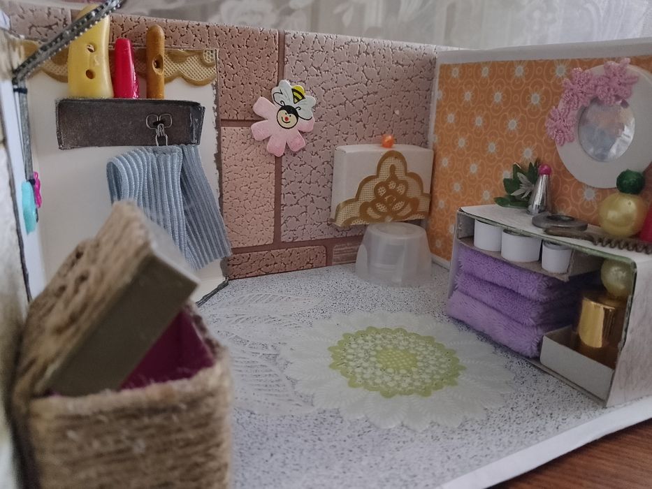 Домик с куклой и одеждой