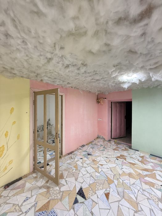 Полуподвал помещение. Шахар марказидаги ярим подвал хонаси