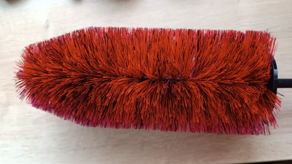 Perie speciala pentru curatarea rotilor de masina