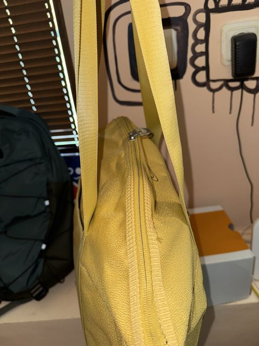 Спортна чанта Nike в цвят горчица