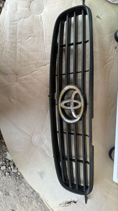 Решетка радиатора Тойота Авенсис