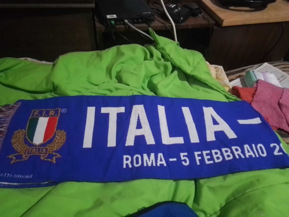 Продавам Футболни шалове!