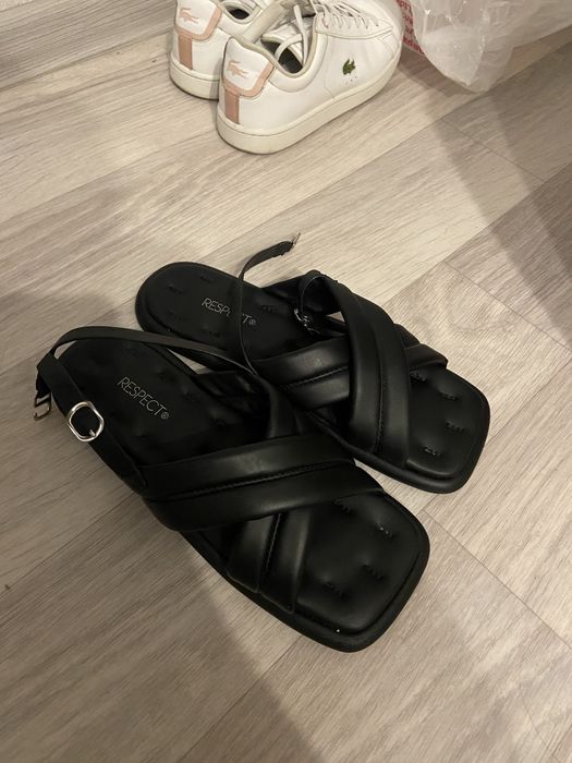 Продам кожанные босоножки Respect