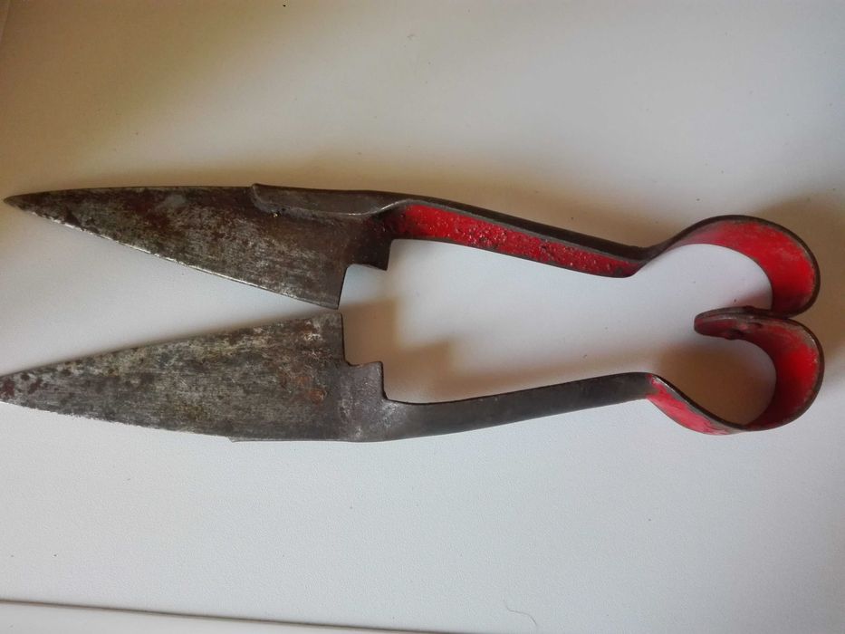 Стари дървени съдове , мотика и ножица и маши за печка.