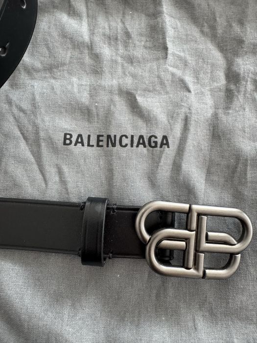 Оригинален дамски колан BALENCIAGA . Цена 90€ .
