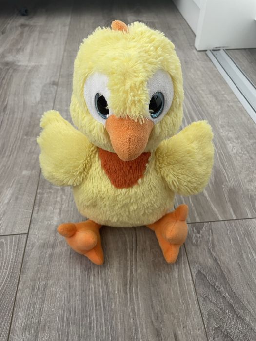 Pui din pluș cu ochi stralucitori