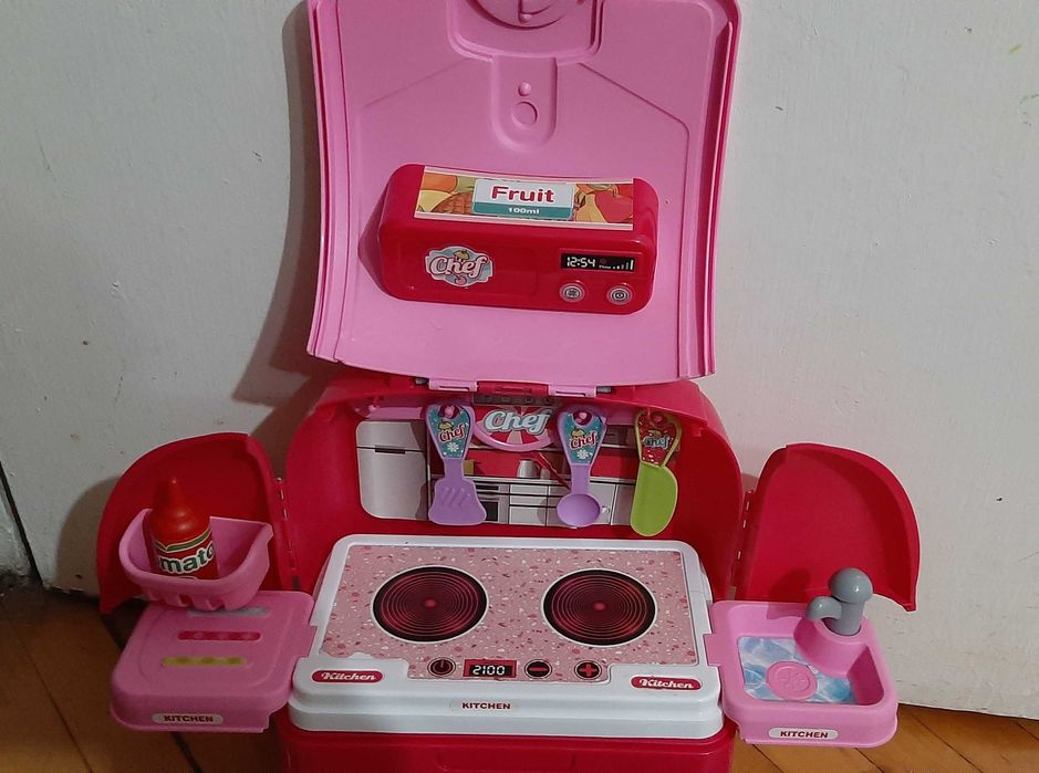 Розова детска мини кухня в куфарче, 30 части