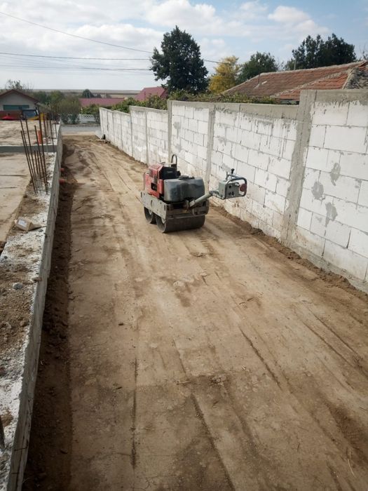 Cilindru compactor cu deservent fundații case vile alei pietonale parcări auto tot județul