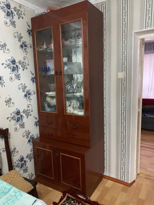 Продам стол со стульями и сервант
