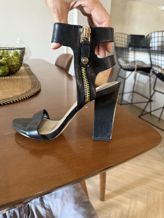 Босоножки кожаные guess